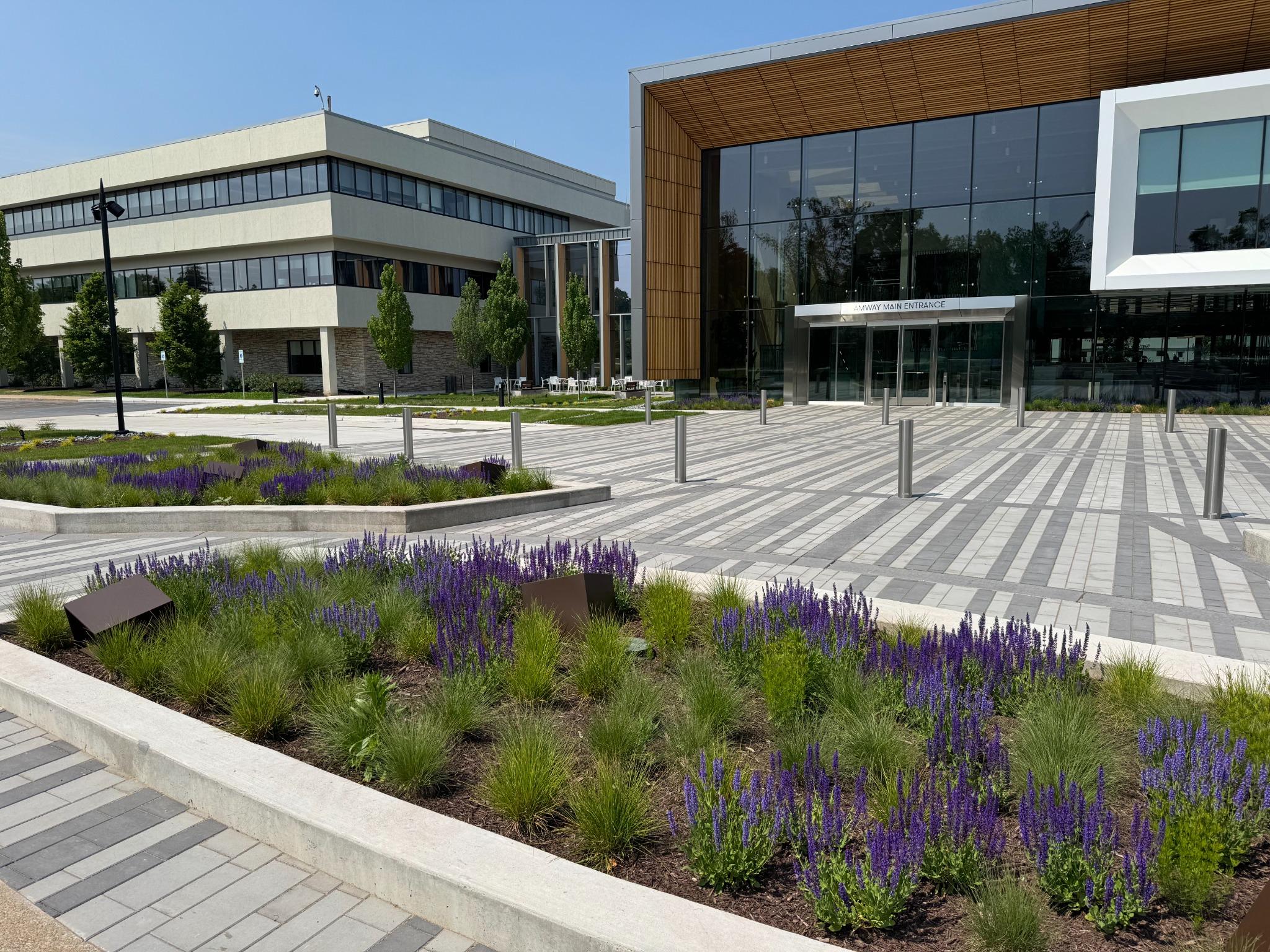 GrandRapids_CommercialLandscapeDesign_CorporateEntrance3_19