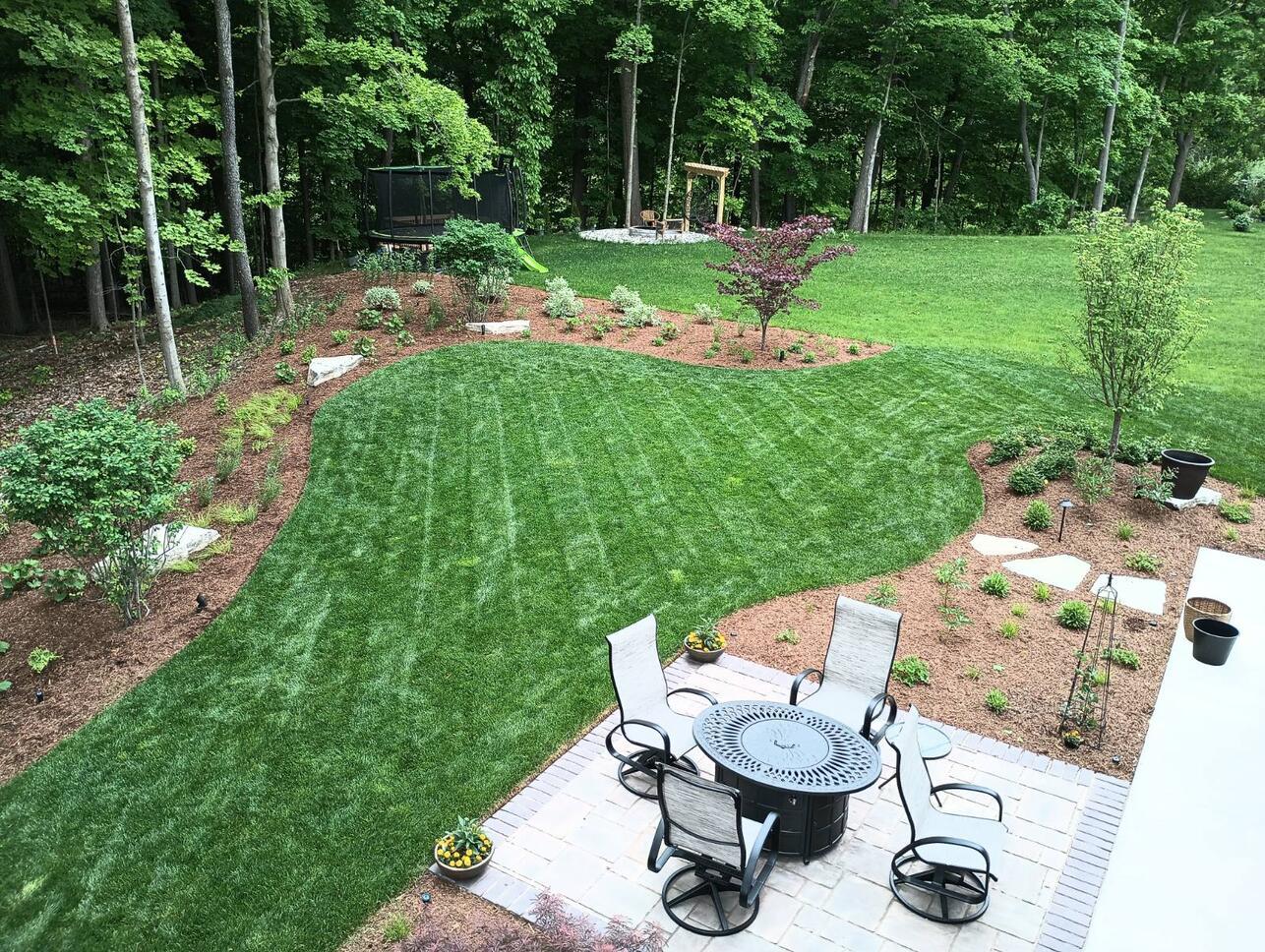 GrandRapids_LandscapeDesign_BackyardLawnTerrace_23