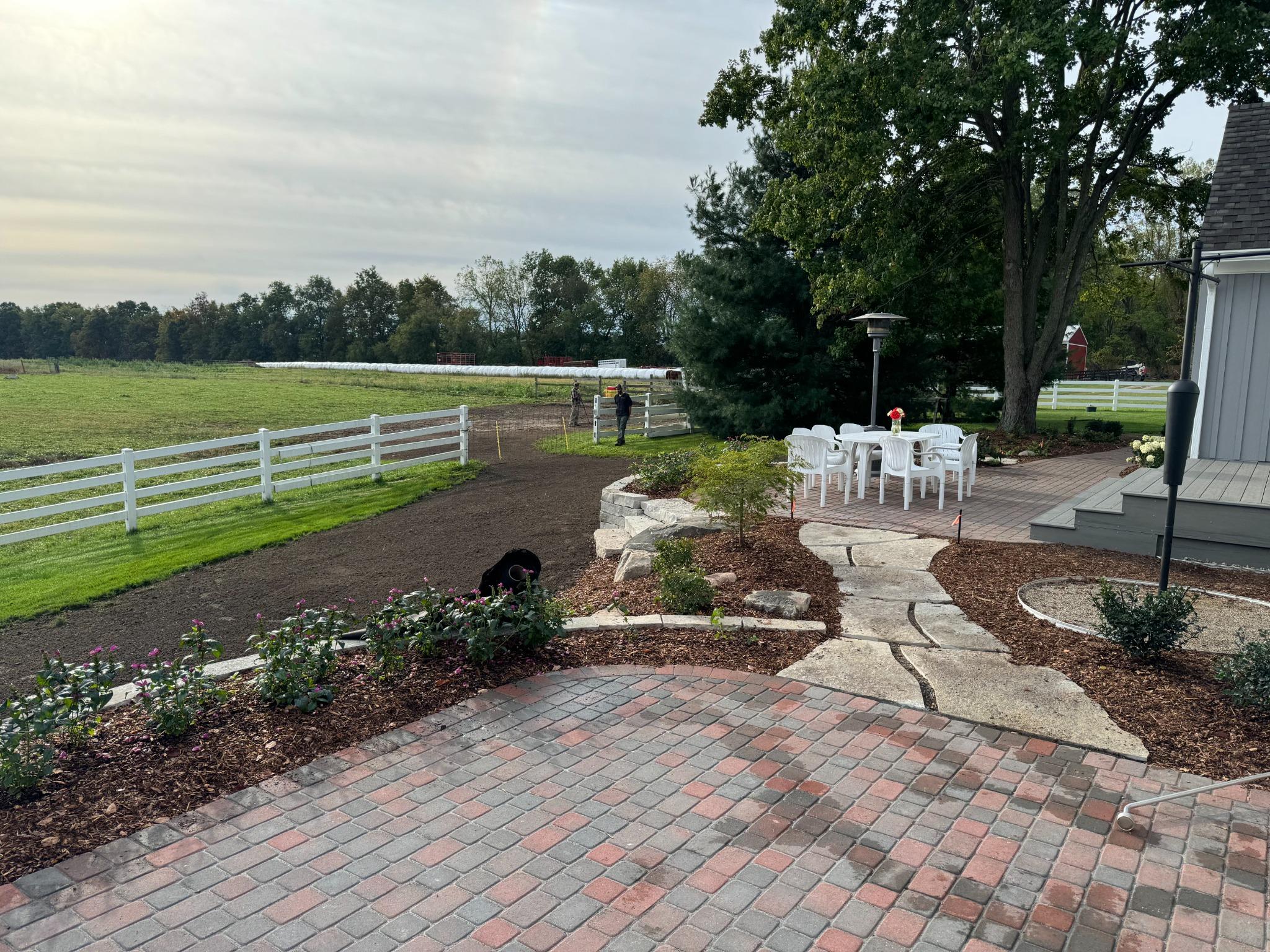 GrandRapids_LandscapeDesign_FarmhouseGardenPatio_28